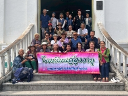 LINE_ALBUM_ดูงาน จ_แพร่_260316_2.jpg - โครงการส่งเสริมกิจกรรมผู้สูงอายุ ประจำปี 2569 กิจกรรมการศึกษาดูงานเพื่อพัฒนาคุณภาพชีวิตให้กับผู้สูงอายุ เทศบาลตำบลสันป่าตอง ณ วิสาหกิจชุมชนหม้อห้อมทุ่งเจริญย้อมสีธรรมชาติ อำเภอเมืองแพร่ จังหวัดแพร่ | https://www.sanpatong.go.th